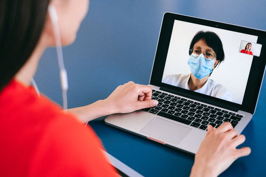 people on a video call — 美術館の行列はセルフスキップ:チケットはオンライン購入、そのまま入口へ。