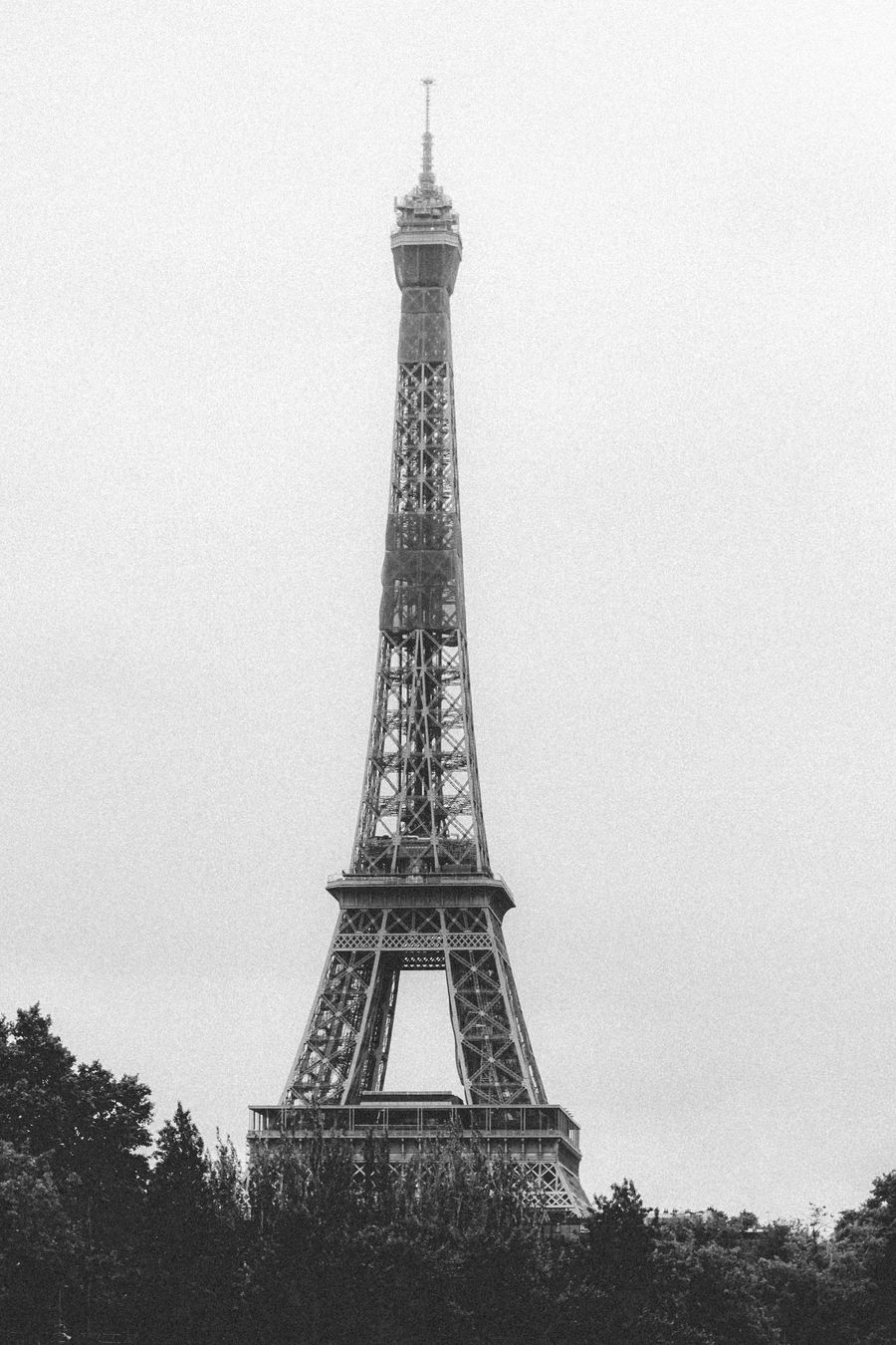 eiffel tower against grey sky — 通勤は万全：ポッドキャストはダウンロード済み、メッセージ送信済み、圏外なし。
