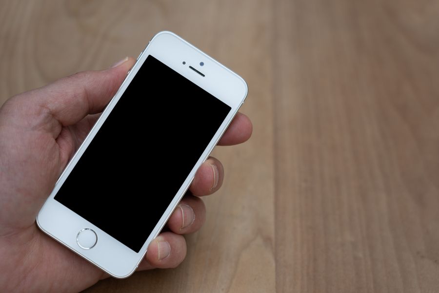 a smartphone with a black screen — Japanの駅から駅へ：すべてがスマホ経由で動きます。