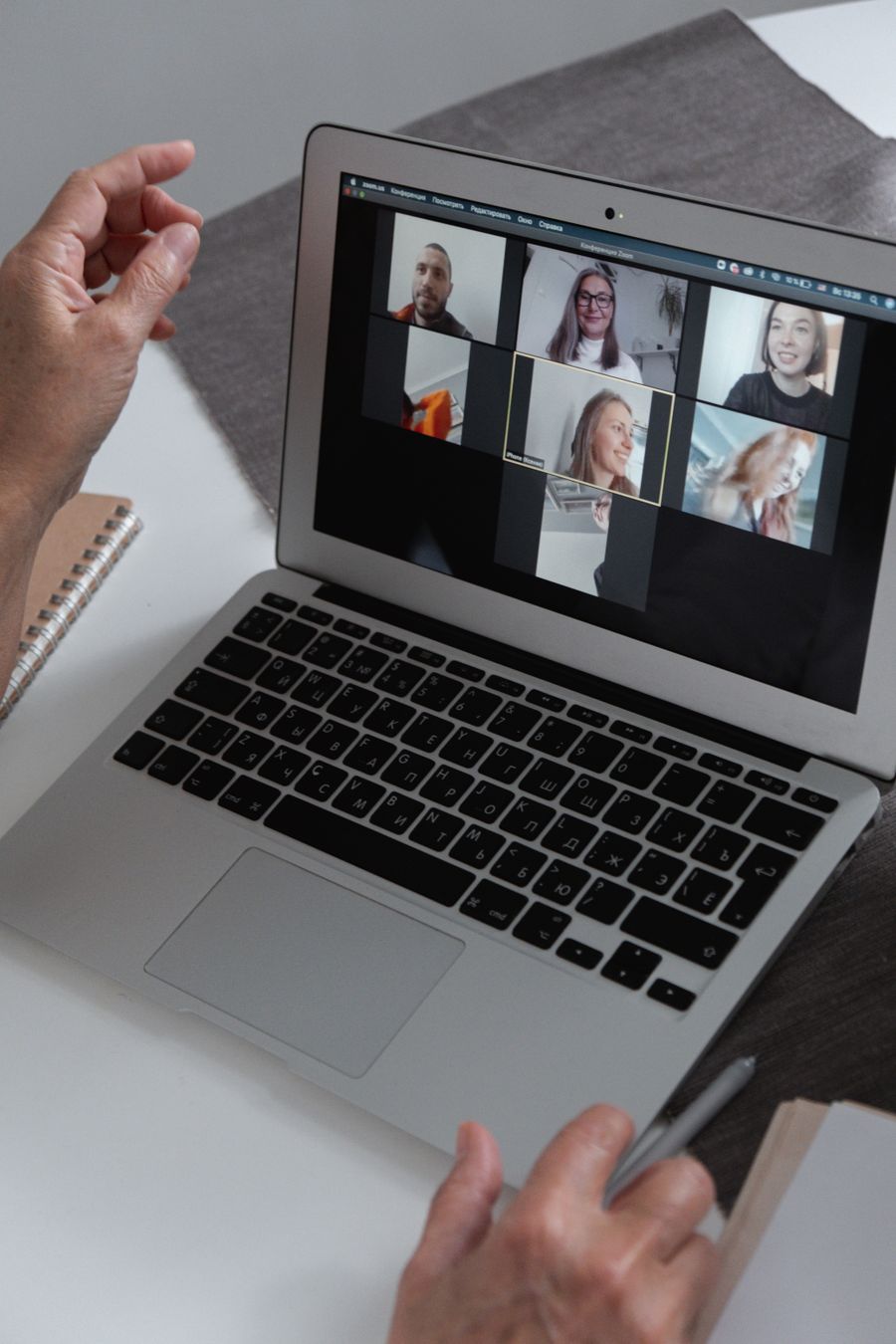 a group of people chatting in a video call in a laptop — Docs: ゴールデンアワー、完全オンライン — 夕食前に写真のバックアップが完了。