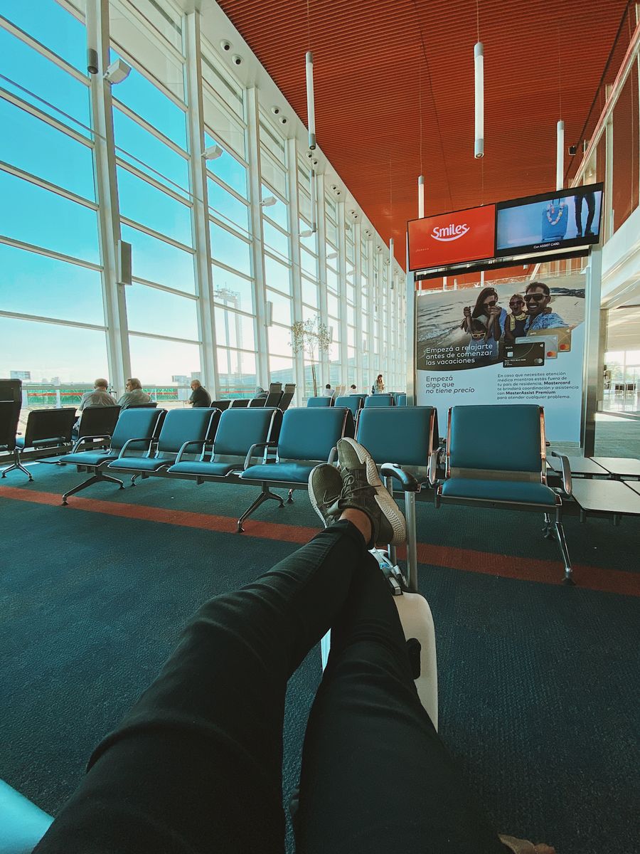 man waiting for flight in airport — Docs: 家族グループチャット：位置情報を共有、夕食の計画は数分で決定。