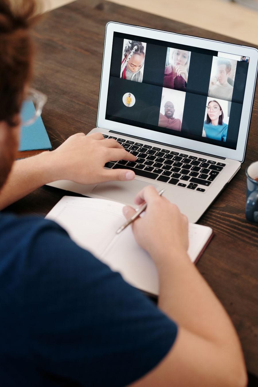 man in blue shirt having a virtual meeting — 現代の到着:シートベルトサインが消える前にオンライン。