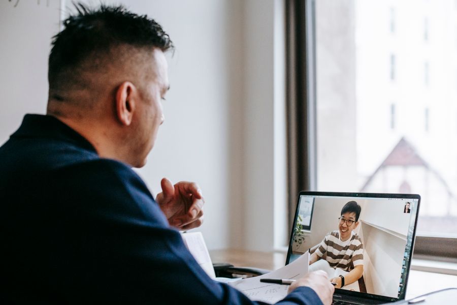 photo of men talking through laptop — 解読すべきローミング契約なし — 価格は決済時に確定済みです。