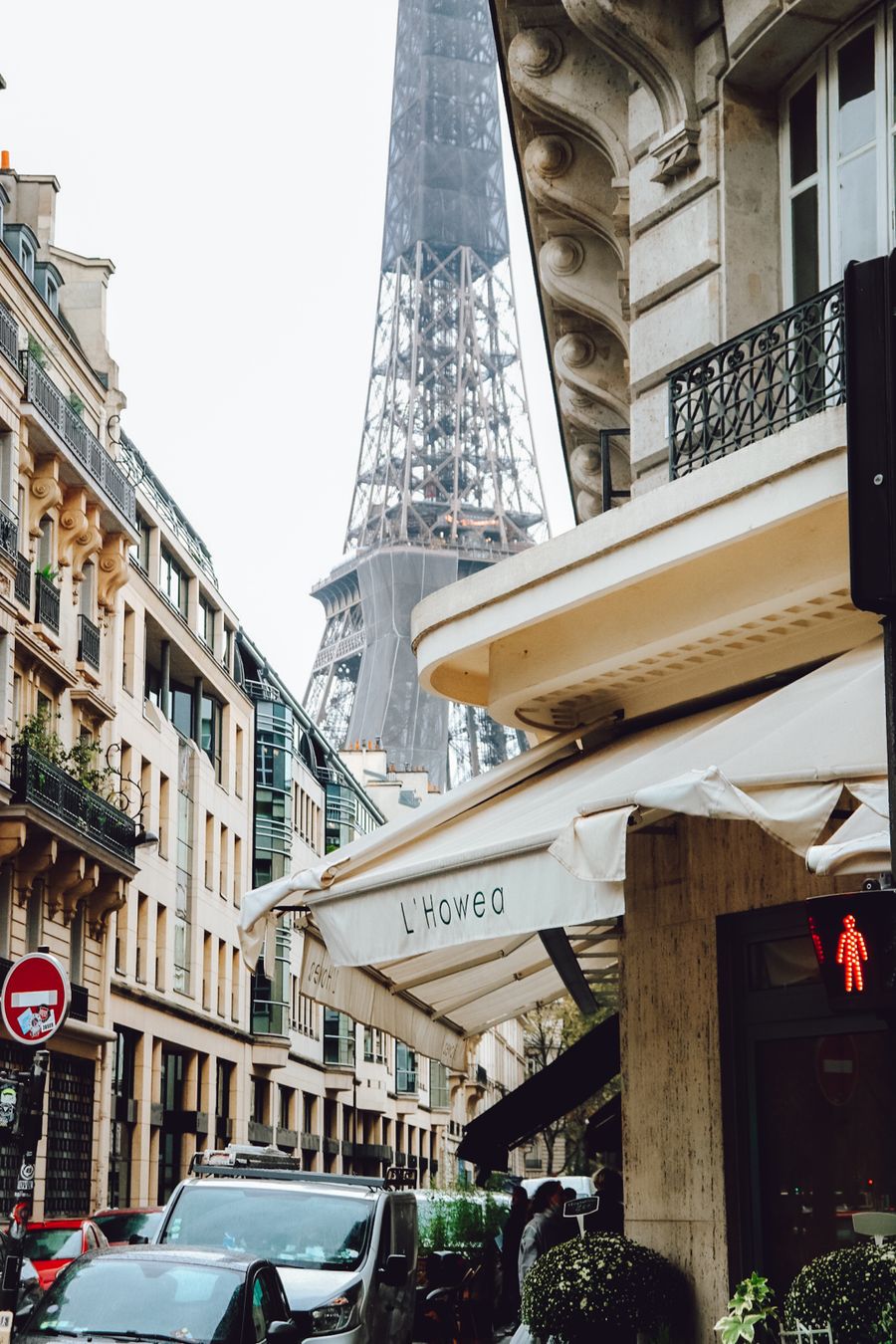 eiffel tower seen from alley in paris france — 旅の番号はWi-Fi経由でも着信可能 — ホテルのネットワークも対象です。