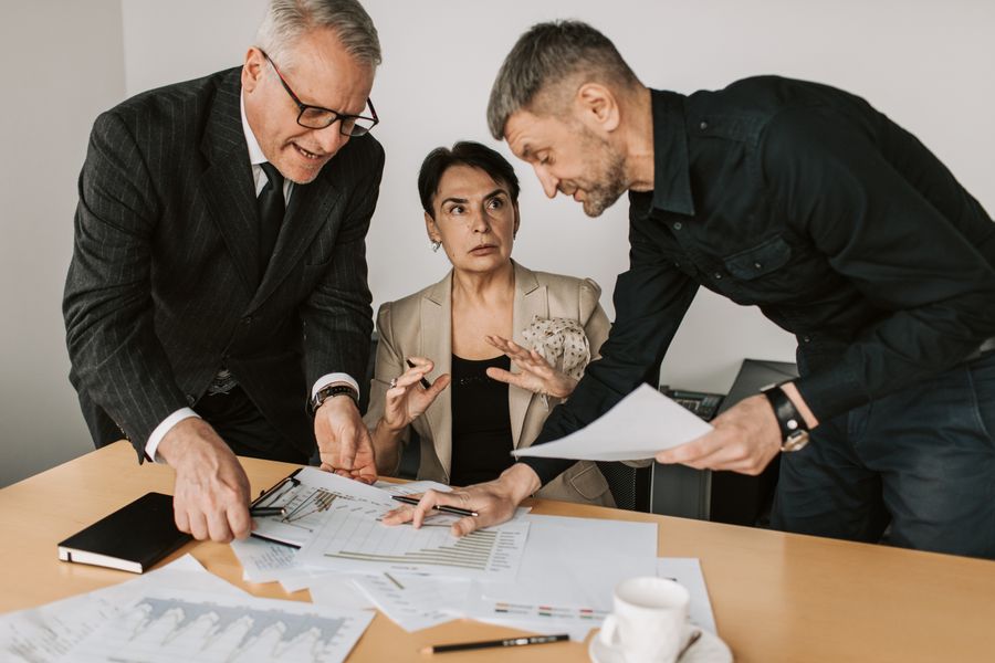 a meeting in an office — 本物の旅、本物の接続性 — この製品はそのためにあります。