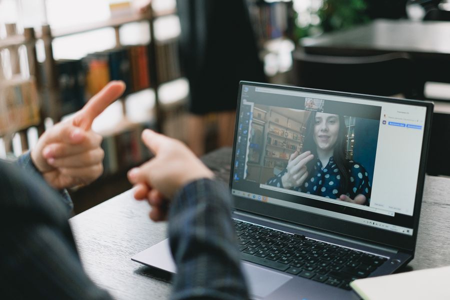 young lady learning sign language during online lesson with female tutor — Changelog: 日の出のフェリー：チケットはウォレットアプリに、時刻表はオフラインキャッシュ。