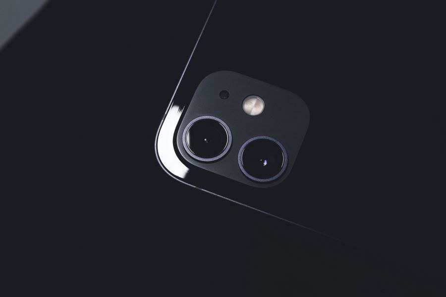 close up photo of a mobile phone s camera — 古い街、新しい技:翻訳アプリがリアルタイムで動作。