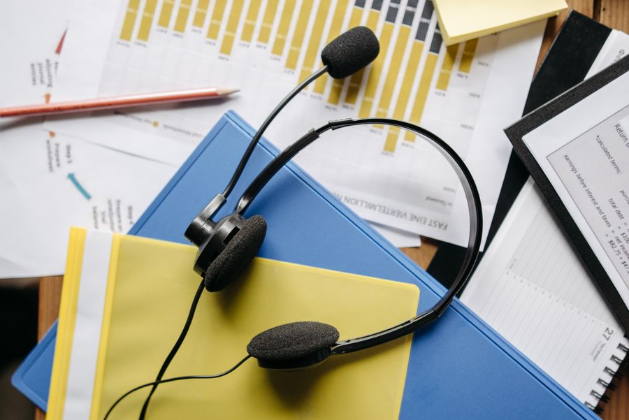 a close up shot of a headset on documents — Docs: つながる旅：地図、メッセージ、翻訳、すべて1つのeSIMで。