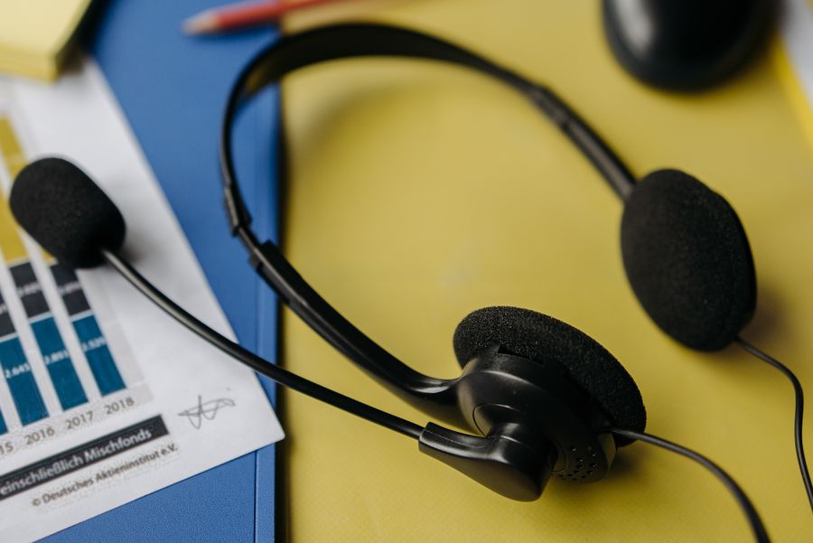 black headset on yellow file — Support: 尾根をハイキング：トレイルマップはオフライン、緊急連絡先は保存済み。