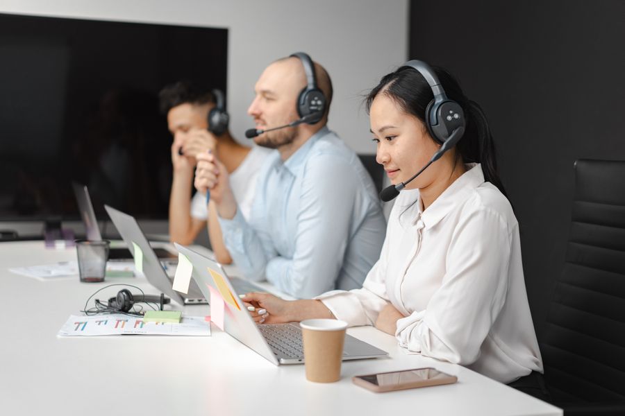 people working in a call center — 海外でのSMS認証コード — 受信できます、見逃しません。