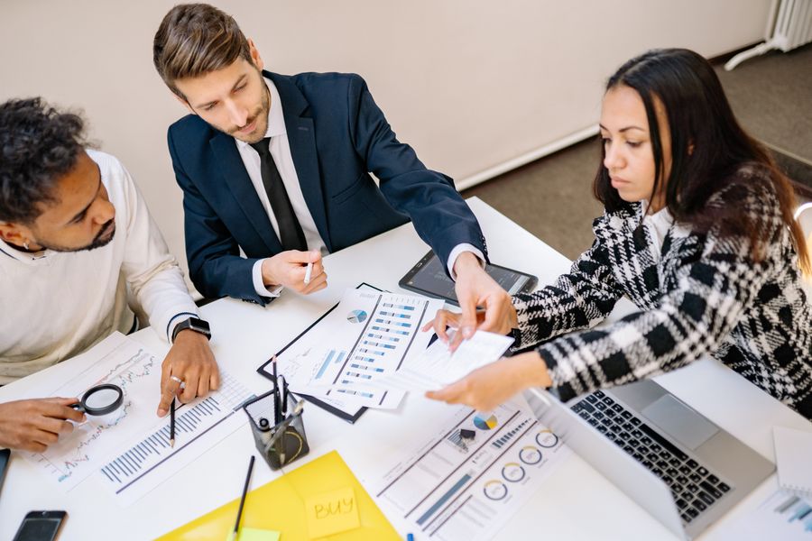 businesspeople brainstorming in a meeting — Developers: おかえりなさい:eSIMはワンタップで削除、解約する契約なし。