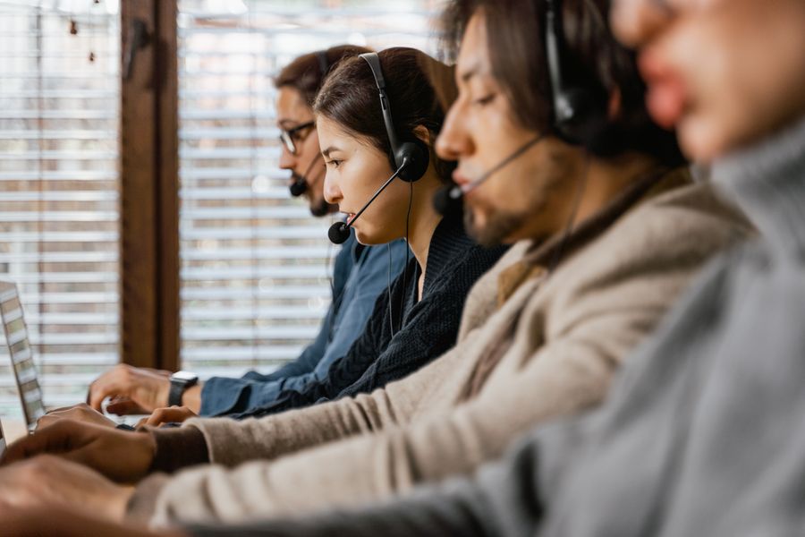 people working in a call center — Japanの地下鉄：スマホのタップで入場、券売機の行列なし。