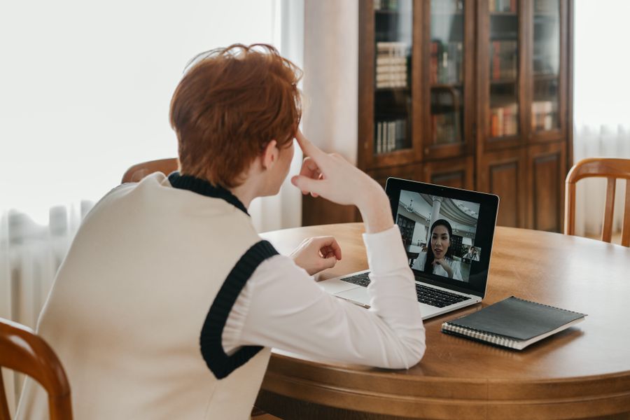 a man having a video call on his laptop — Japanの夜：ディナーの計画、移動手段、レビュー、すべて即時に。