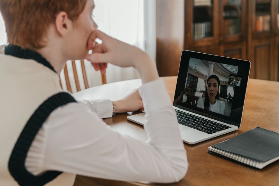 a man having a video call on his laptop — Changelog: 「バグ修正と改善」はなし — 各記録が実際に何が変わったかを伝えます。