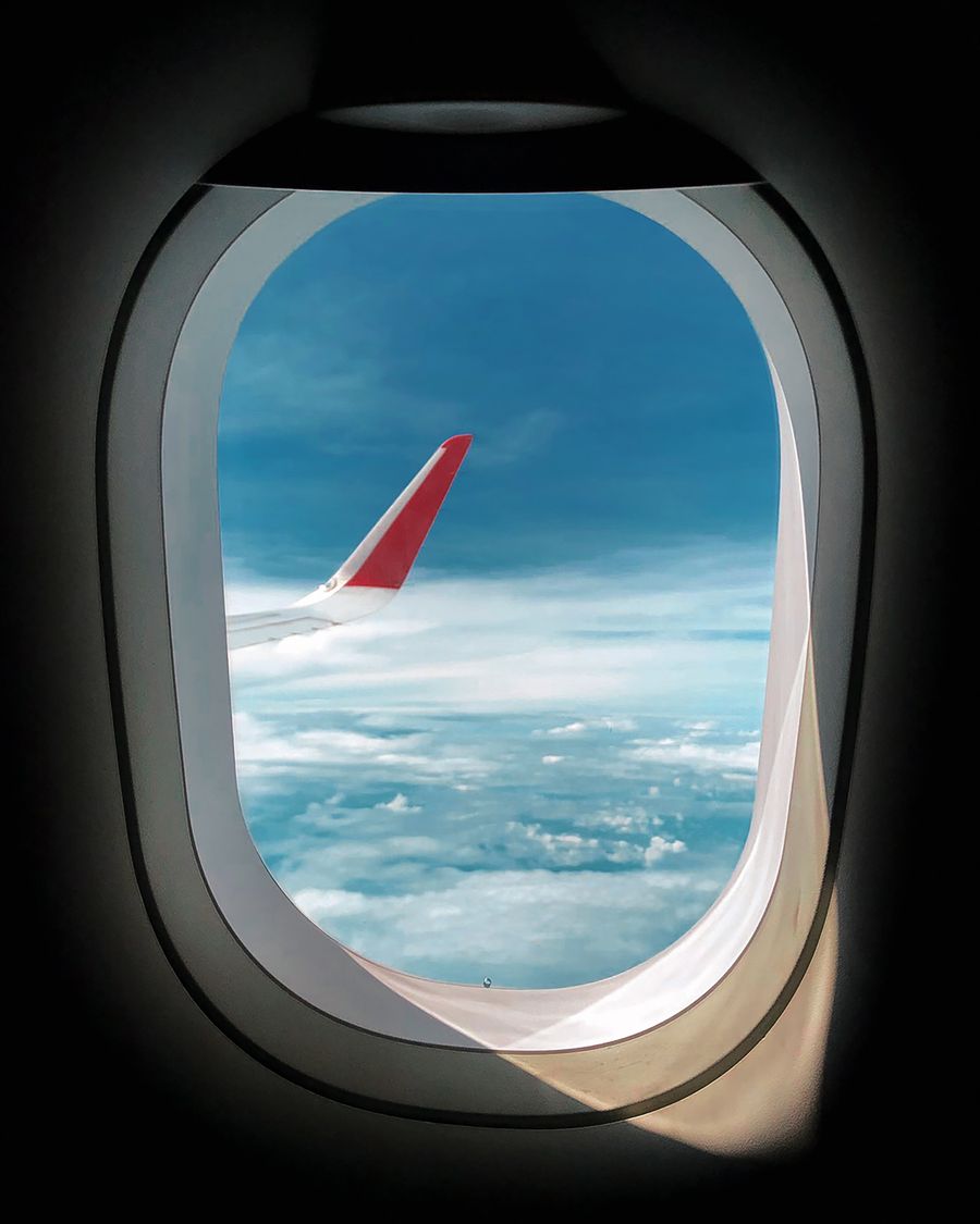 a view of the sky from an airplane window — 広場と遊歩道：景色を背に自宅へビデオ通話。