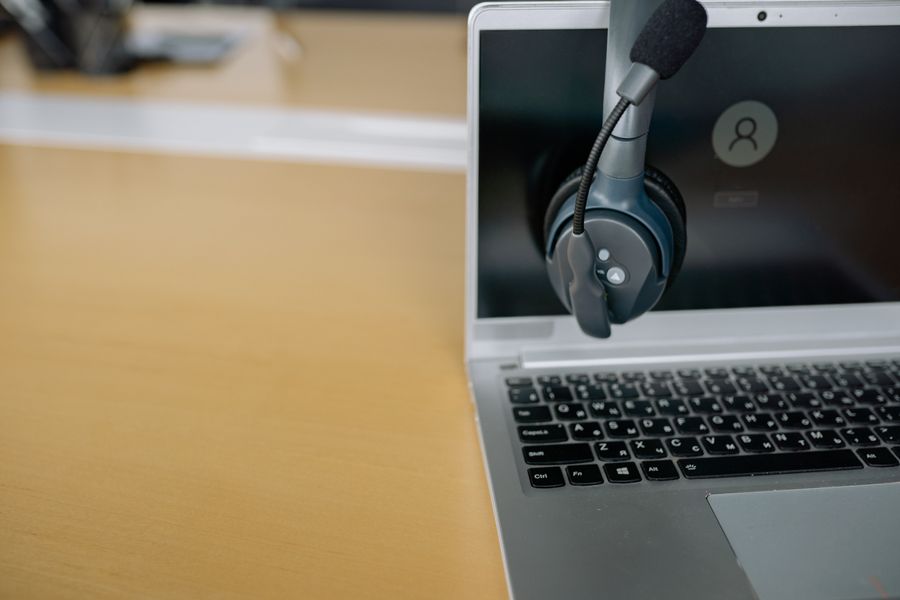 close up photo of headset on a laptop — QRを1回スキャンで旅のデータプロファイルをダウンロード — 約2分。
