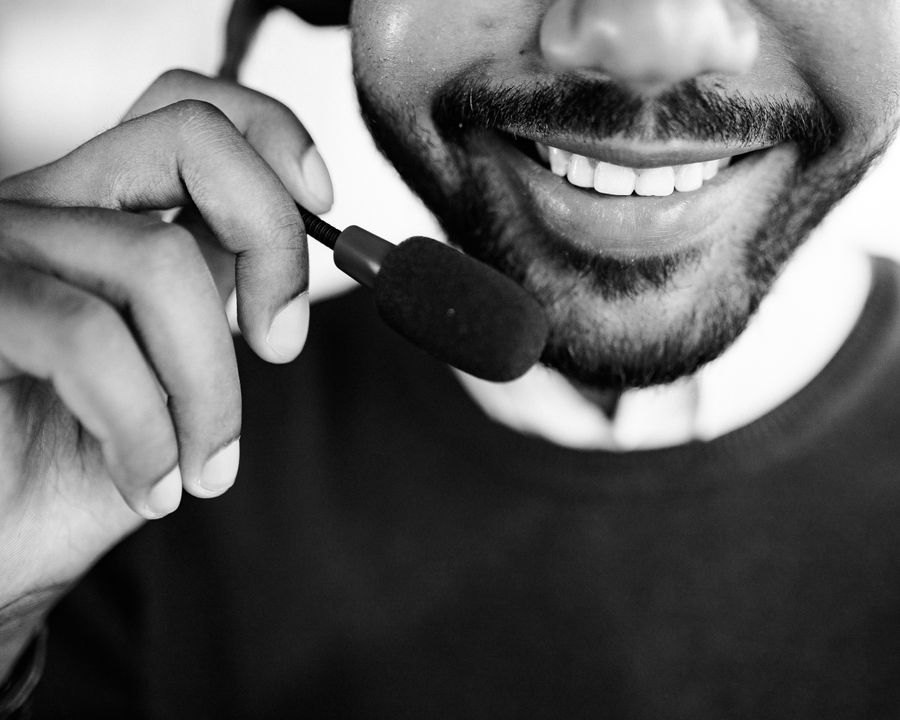 grayscale photo of person talking on headset — Japanで雨？接続は維持されます — 天気でデータが絞られることはありません。