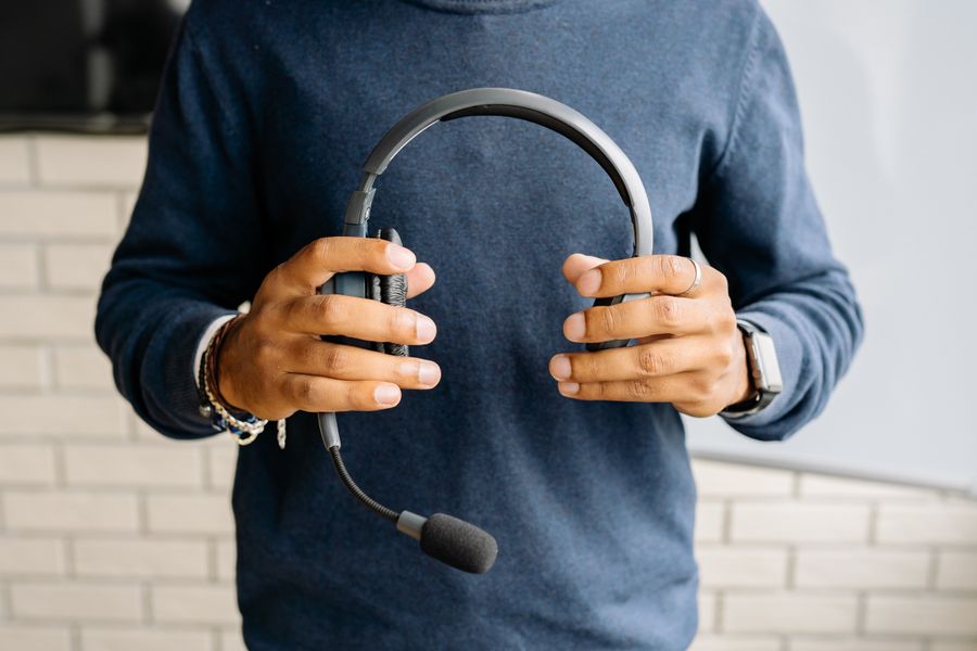 a person holding a headset — 音声の波形は聞いている合図 — 自然に話しかけてください。