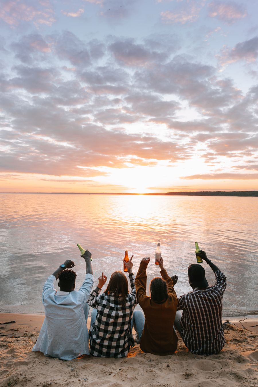 people sitting on beach during sunset — 店舗訪問なし、キオスク探しなし、パスポートのコピーなし。